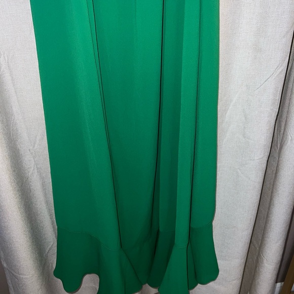 Elegant Green Dress - Picture 4 of 4